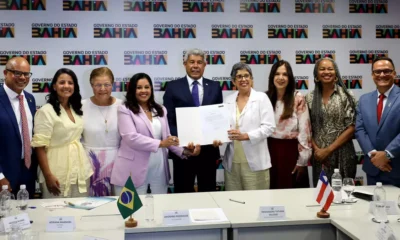 O governador Jerônimo Rodrigues assinou, nesta segunda-feira (5), o termo de posse da professora Adriana Marmori