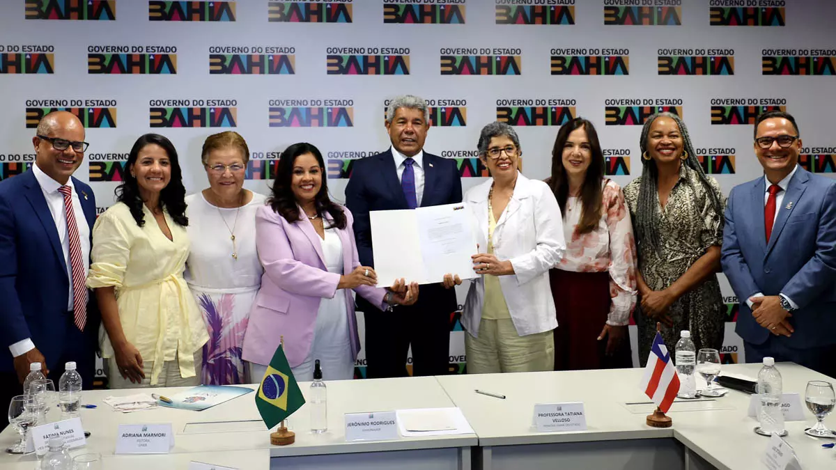 O governador Jerônimo Rodrigues assinou, nesta segunda-feira (5), o termo de posse da professora Adriana Marmori