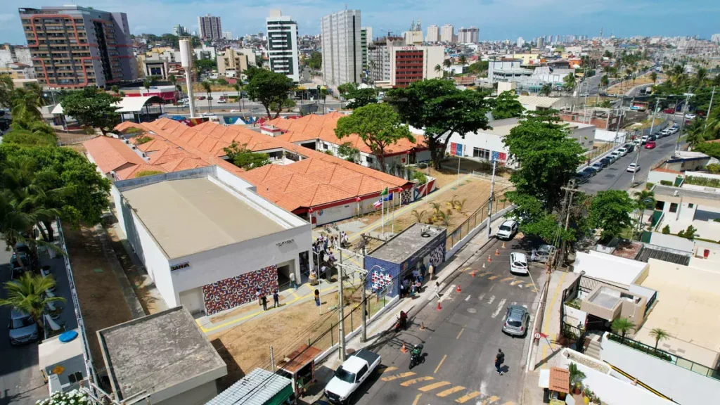 Ao longo dos últimos três anos, o Colégio Estadual Pedro Calmon, no bairro do Jardim Armação, em Salvador, passou por um amplo