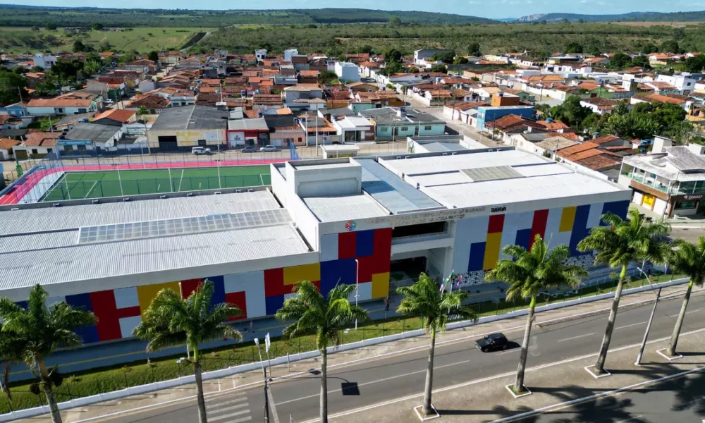 neste sábado (24), em Maracás, no sudoeste do estado. Com a inauguração do Colégio Estadual de Tempo Integral Iracy Marlene da Hora Passos,