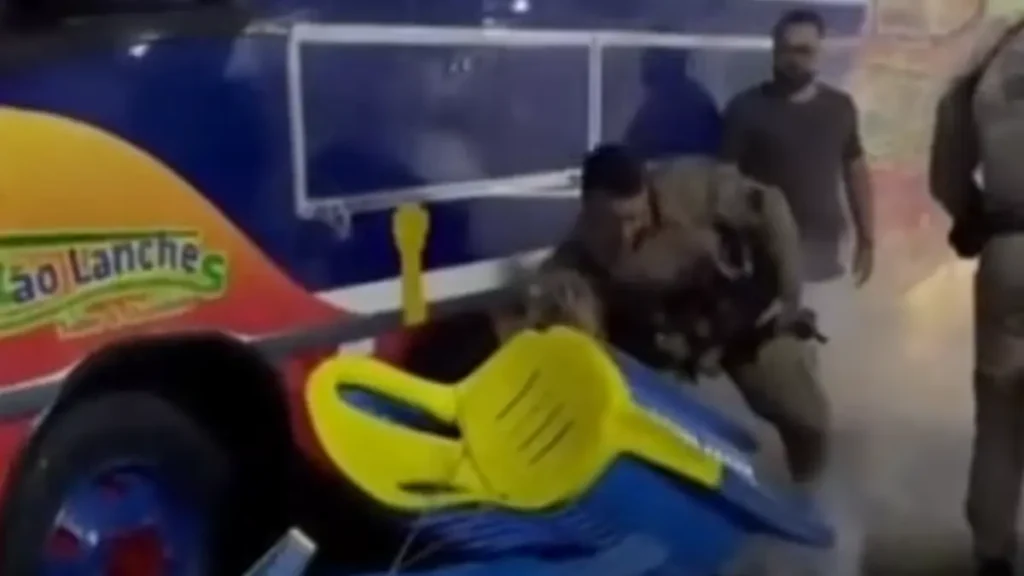 O policial que protagonizou cenas de força desproporcional contra uma mulher em Macaúbas, no último sábado,