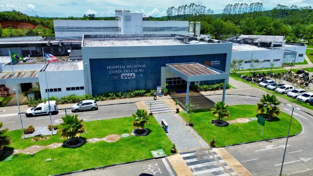 O Hospital Regional Costa do Cacau (HRCC), em Ilhéus, alcançou a marca de mais de 520 mil procedimentos realizados em 2025,