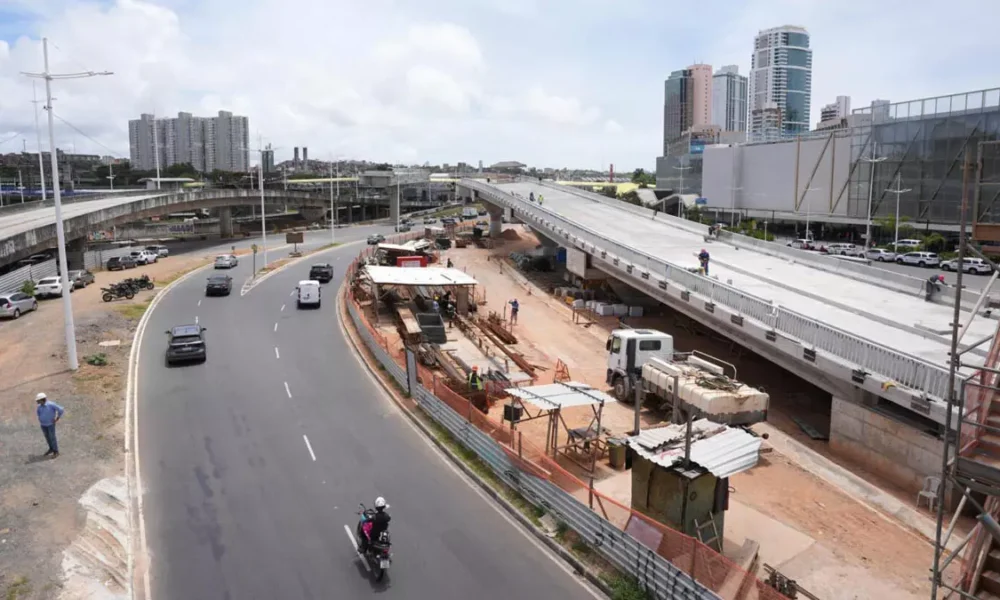 O deputado estadual Marcelino Galo (PT) cobrou coerência do prefeito Bruno Reis. “Ele diz que o transporte sobre pneus está falido, mas,