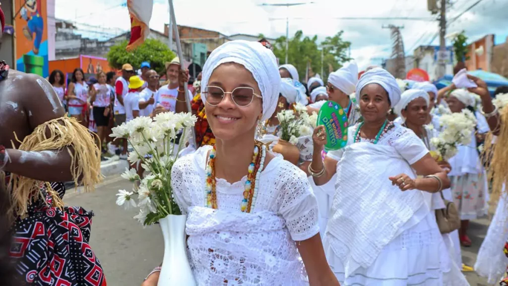começavam a soar. Entre rezas, passos lentos e o som grave dos tambores, a Lavagem da Purificação ganhava forma