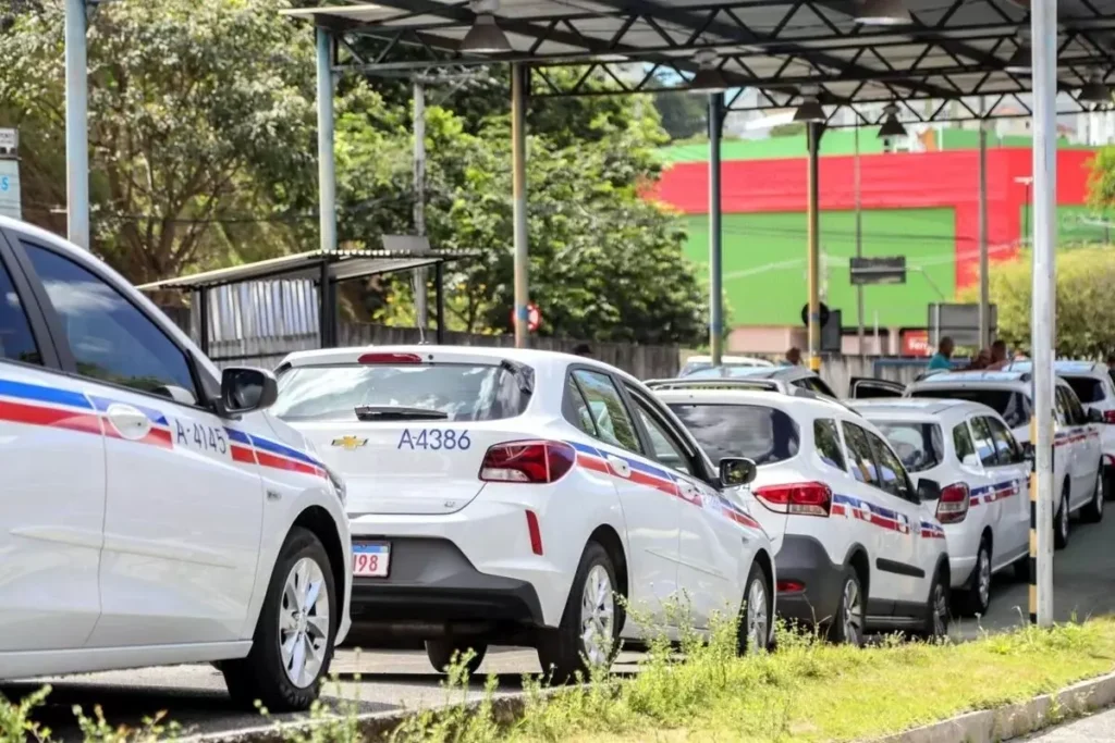 A Prefeitura de Salvador, por meio da Secretaria Municipal de Mobilidade (Semob), informou que os taxistas com pendências cadastrais