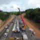 definitivos de trilhos. O avanço representa um marco na implantação do projeto, ao consolidar fisicamente a infraestrutura ferroviária