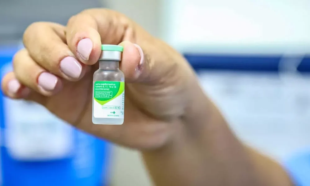 por meio da Secretaria Municipal da Saúde (SMS), reforça que adolescentes de 15 a 19 anos têm até junho para se vacinar contra o HPV,