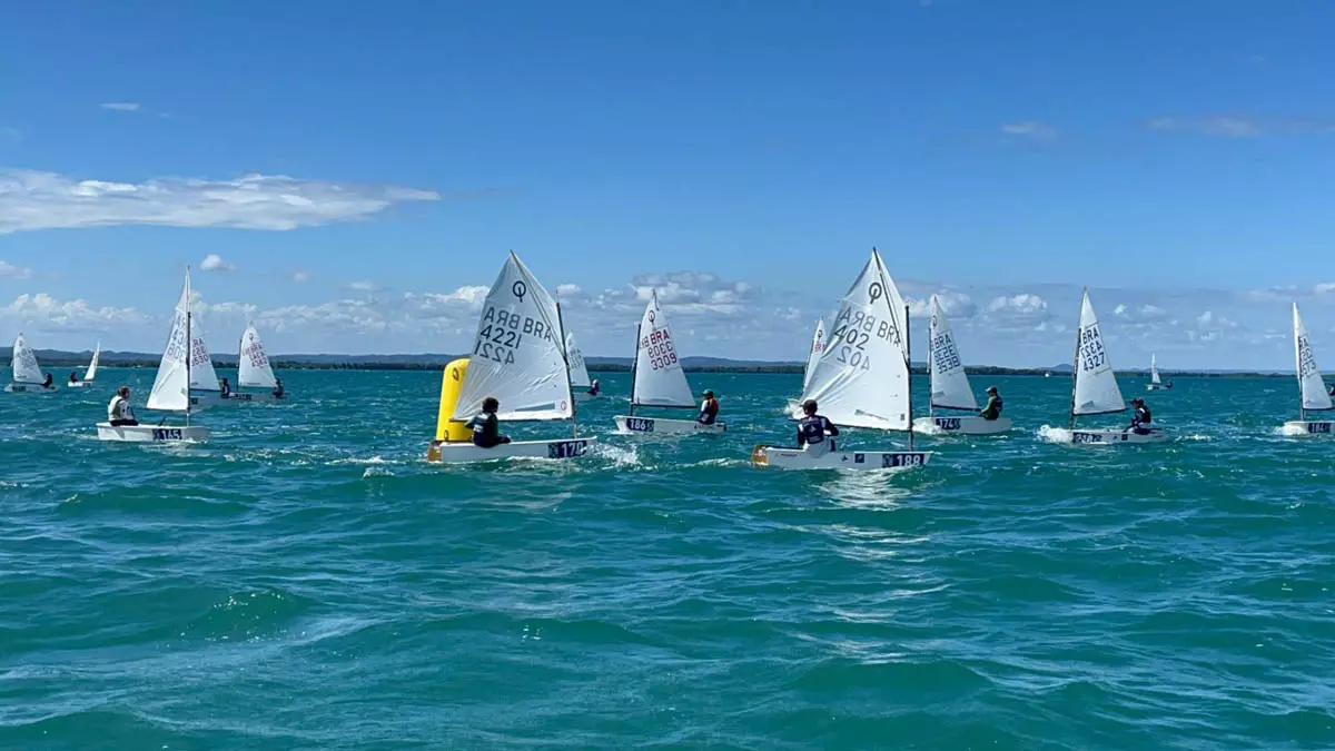 As águas da Baía de Todos-os-Santos recebem, pela primeira vez, o Campeonato Brasileiro da Classe Optimist, principal competição
