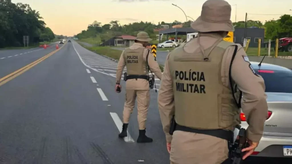por meio do Comando Especializado de Policiamento Rodoviário (CEPRv), encerrou neste domingo (4) a Operação Réveillon