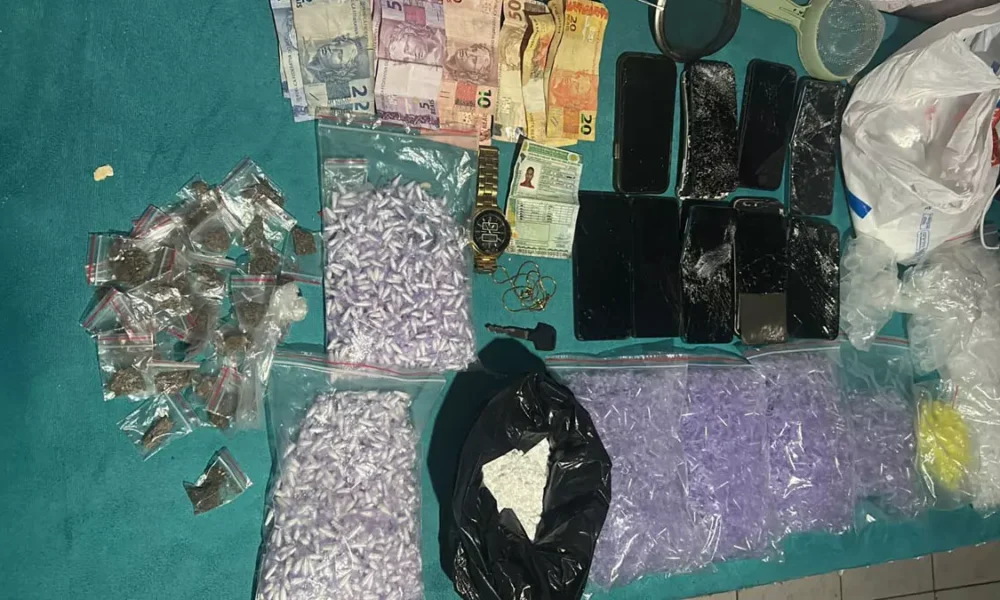 libertaram duas pessoas e detiveram sete indivíduos com drogas, por volta das 23h30 de segunda-feira (5), no bairro de Paripe. 