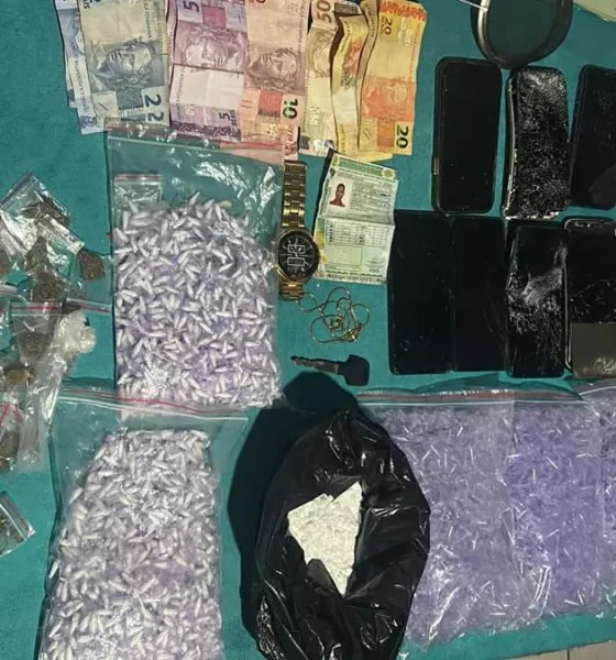 libertaram duas pessoas e detiveram sete indivíduos com drogas, por volta das 23h30 de segunda-feira (5), no bairro de Paripe. 