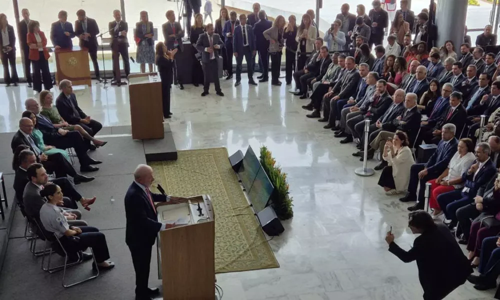 atos golpistas de 8 de janeiro de 2023, episódio registrado como um ataque à democracia brasileira e às instituições da República.