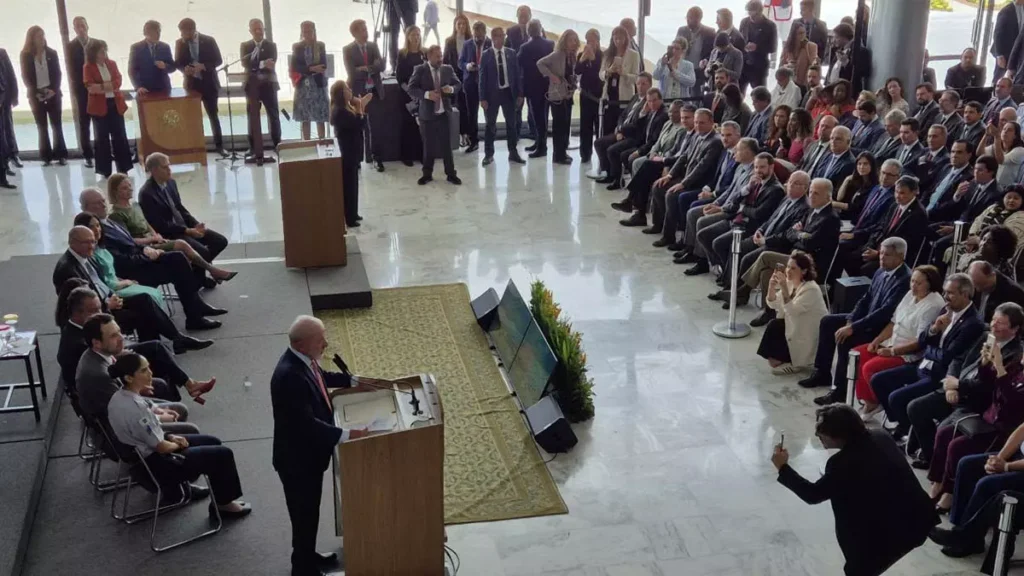 atos golpistas de 8 de janeiro de 2023, episódio registrado como um ataque à democracia brasileira e às instituições da República.