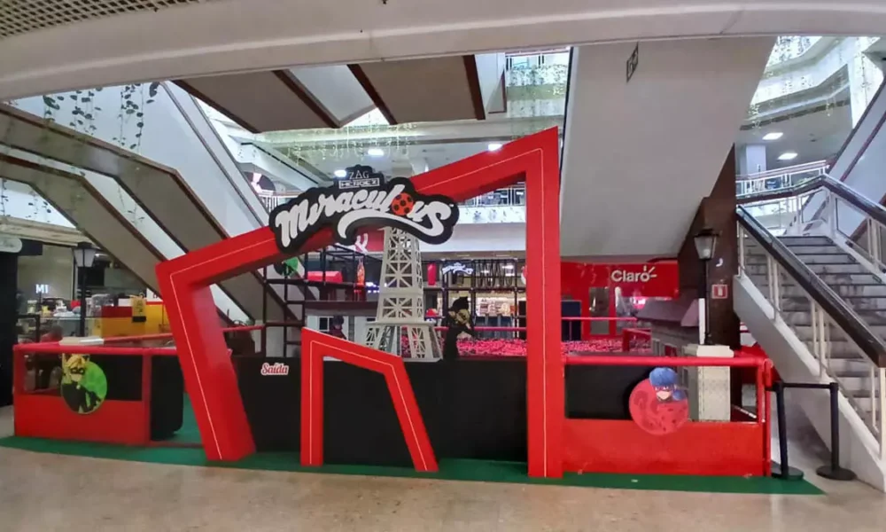 Durante o período de férias, o Shopping Piedade recebe o Parque Miraculous, atração infantil inspirada no universo da animação Miraculous,
