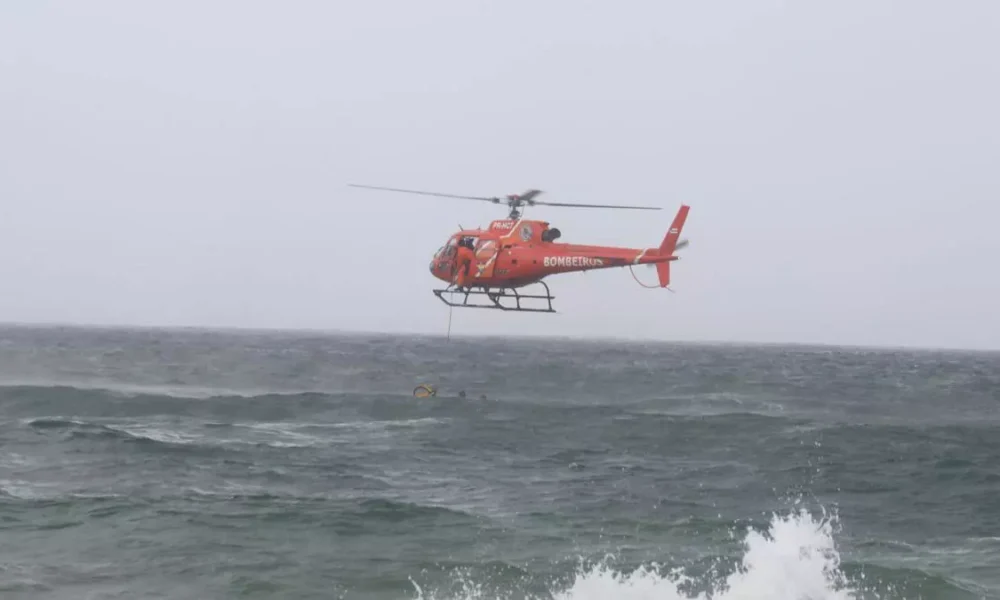 Um helicóptero do Corpo de Bombeiros Militar da Bahia (CBMBA) sobrevoou a orla de Salvador durante uma simulação de resgate