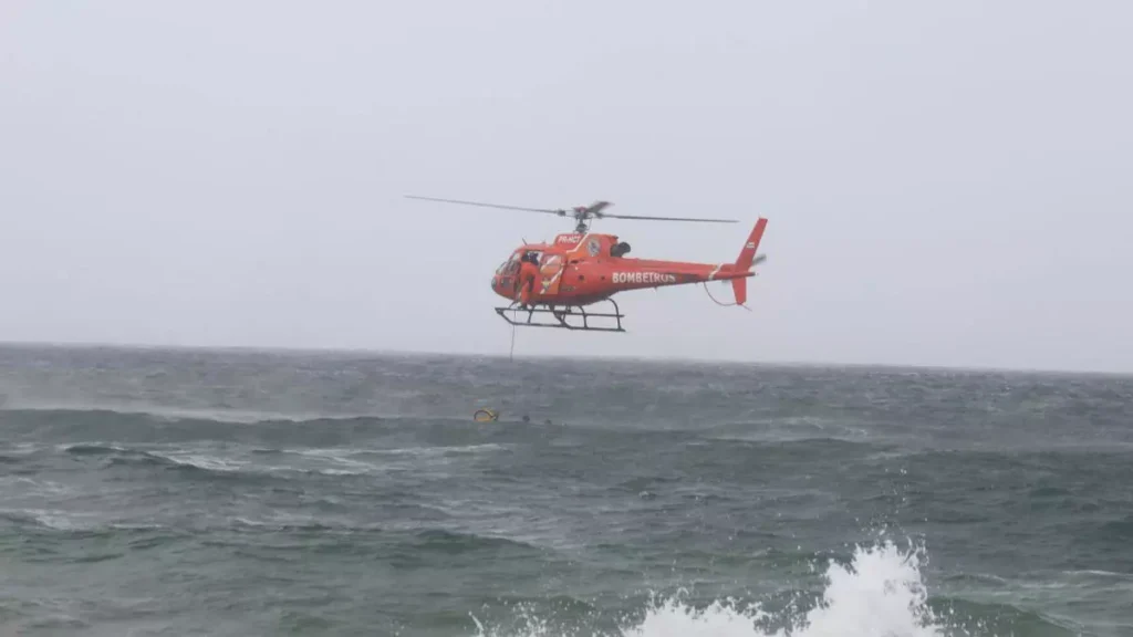 Um helicóptero do Corpo de Bombeiros Militar da Bahia (CBMBA) sobrevoou a orla de Salvador durante uma simulação de resgate