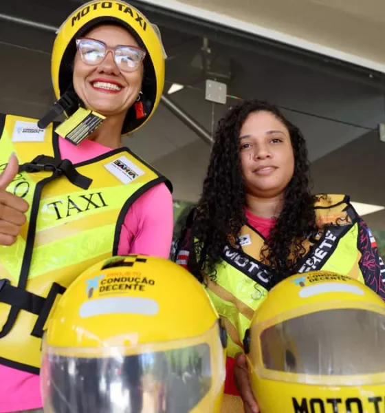 Mais de 200 mototaxistas e motofretistas, que atuam no transporte de pessoas e cargas em 16 municípios baianos, foram certificados