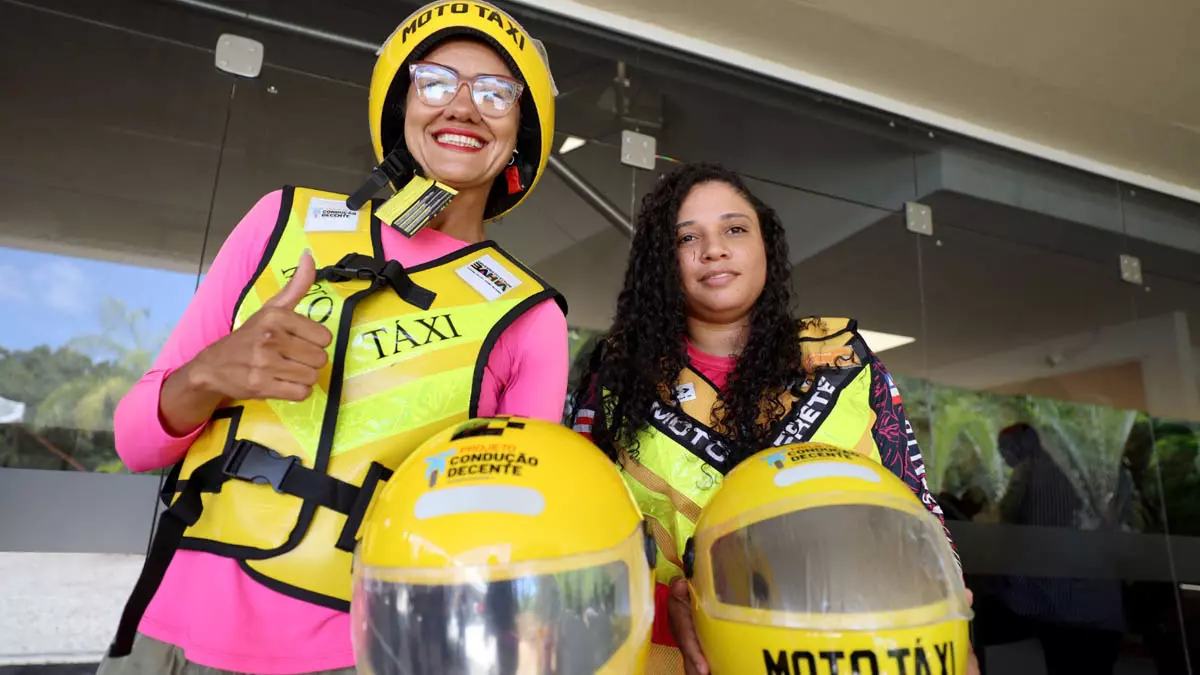 Mais de 200 mototaxistas e motofretistas, que atuam no transporte de pessoas e cargas em 16 municípios baianos, foram certificados