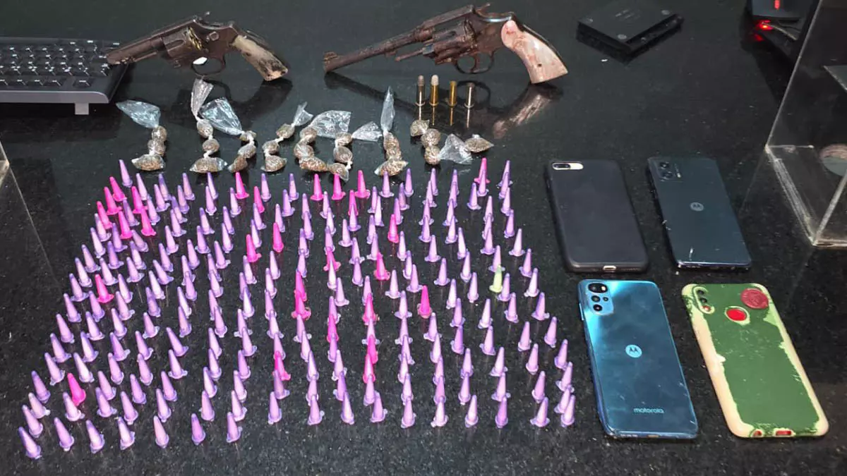 Uma ação conjunta das Polícias Civil e Militar da Bahia, realizada na noite desta terça-feira (15), resultou na apreensão de armas e uma
