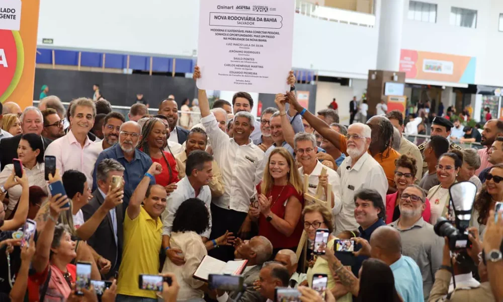 partidas e chegadas. Nesta segunda-feira (19), a população passou a contar oficialmente com a nova Rodoviária da Bahia,