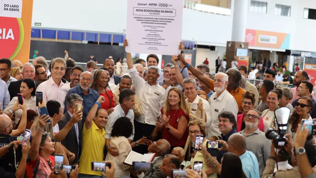 partidas e chegadas. Nesta segunda-feira (19), a população passou a contar oficialmente com a nova Rodoviária da Bahia,