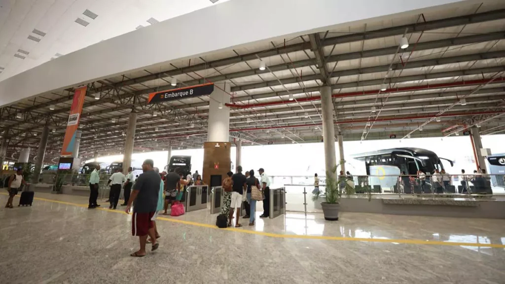 Nesta terça-feira (20), os primeiros ônibus chegaram à Nova Rodoviária da Bahia, em Águas Claras, marcando oficialmente o início das