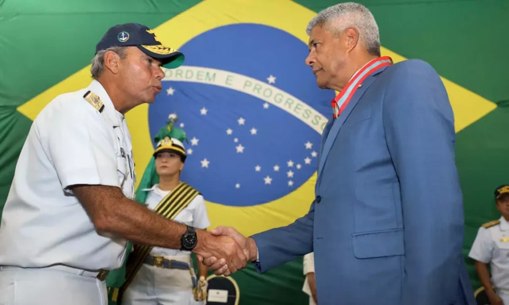 O governador Jerônimo Rodrigues recebeu nesta sexta-feira (23) a condecoração Ordem do Mérito Naval, a mais importante honraria