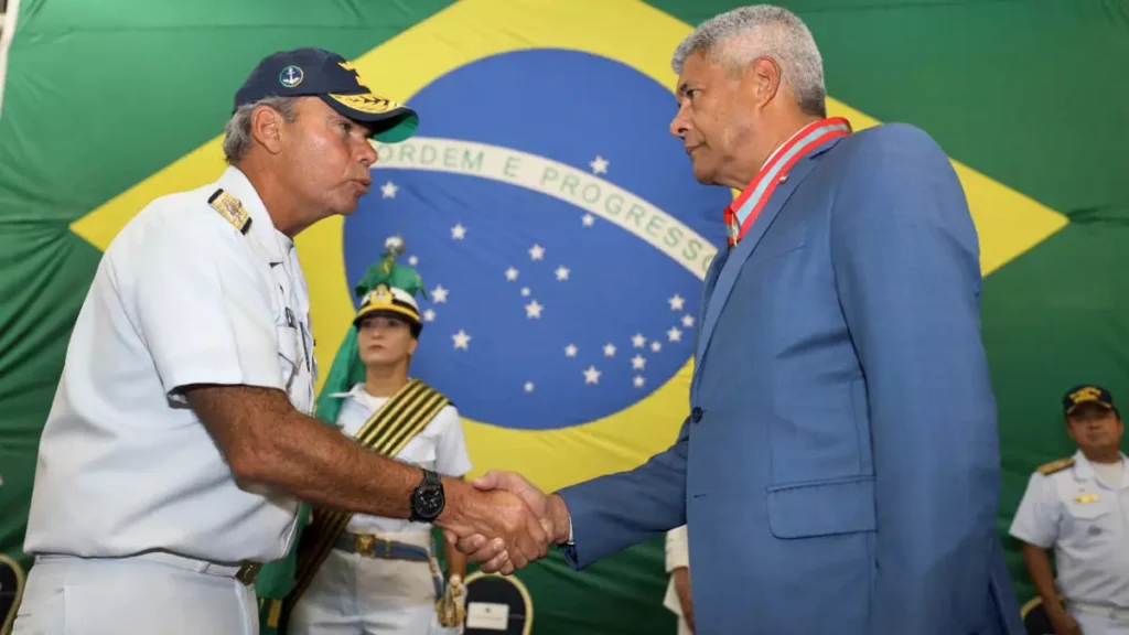 O governador Jerônimo Rodrigues recebeu nesta sexta-feira (23) a condecoração Ordem do Mérito Naval, a mais importante honraria