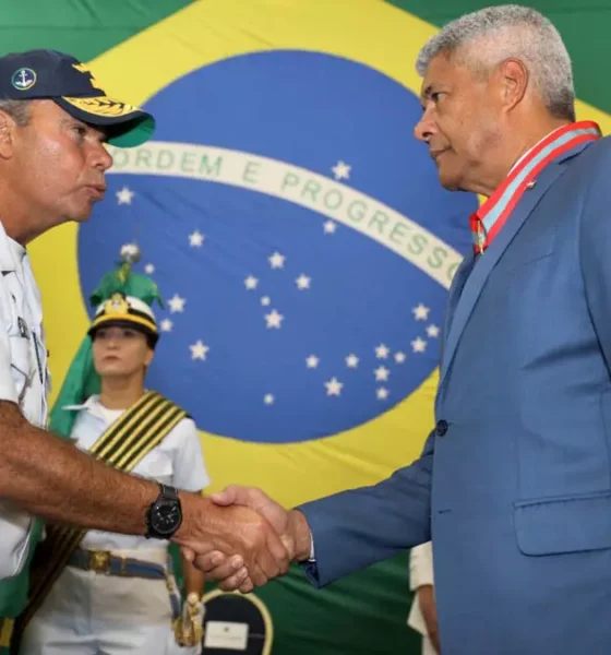 O governador Jerônimo Rodrigues recebeu nesta sexta-feira (23) a condecoração Ordem do Mérito Naval, a mais importante honraria