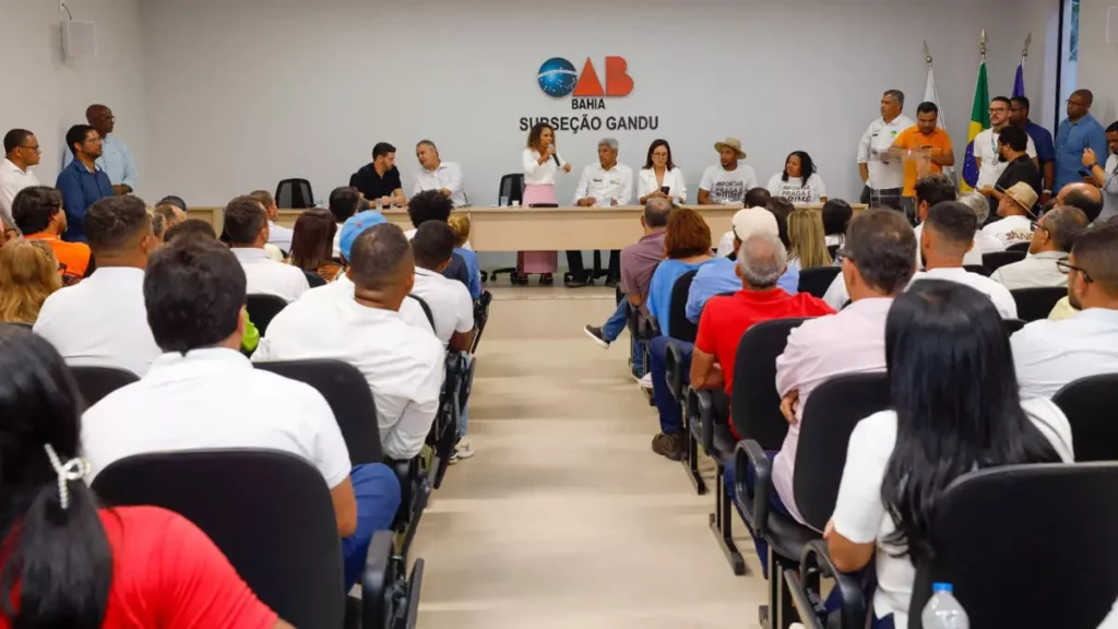 prefeitos, lideranças políticas e representantes de produtores rurais para discutir os impactos da queda no preço do cacau.