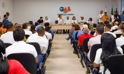 prefeitos, lideranças políticas e representantes de produtores rurais para discutir os impactos da queda no preço do cacau.