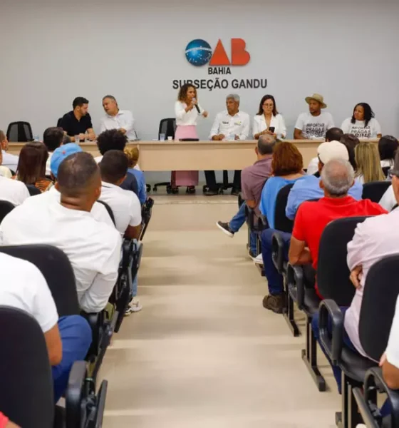 prefeitos, lideranças políticas e representantes de produtores rurais para discutir os impactos da queda no preço do cacau.