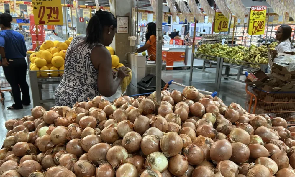 A Cesta Básica de Salvador, calculada pela Superintendência de Estudos Econômicos e Sociais da Bahia (SEI) com base em 3.513 cotações