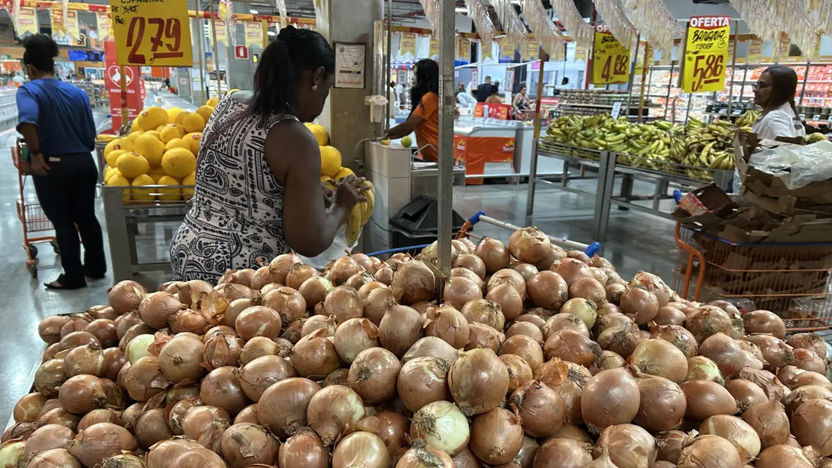 A Cesta Básica de Salvador, calculada pela Superintendência de Estudos Econômicos e Sociais da Bahia (SEI) com base em 3.513 cotações