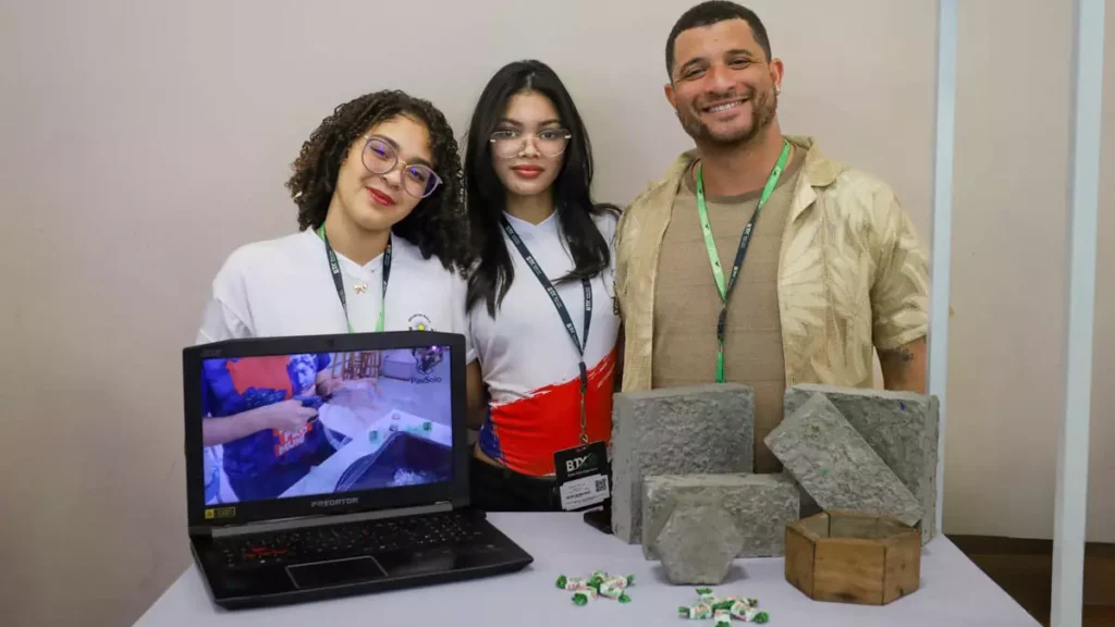 Esse problema chamou a atenção das estudantes Livia Neris e Tainá Ferraz, do Centro Territorial de Educação Profissional