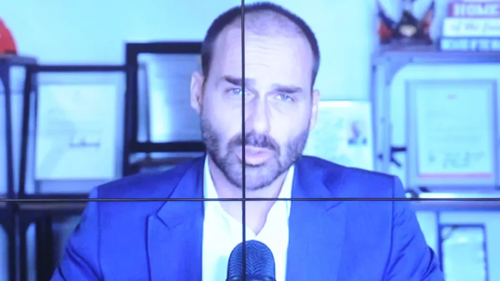 A Polícia Federal determinou o “retorno imediato” de Eduardo Bolsonaro ao cargo de escrivão, carreira da qual estava afastado para exercer