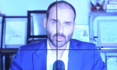 A Polícia Federal determinou o “retorno imediato” de Eduardo Bolsonaro ao cargo de escrivão, carreira da qual estava afastado para exercer