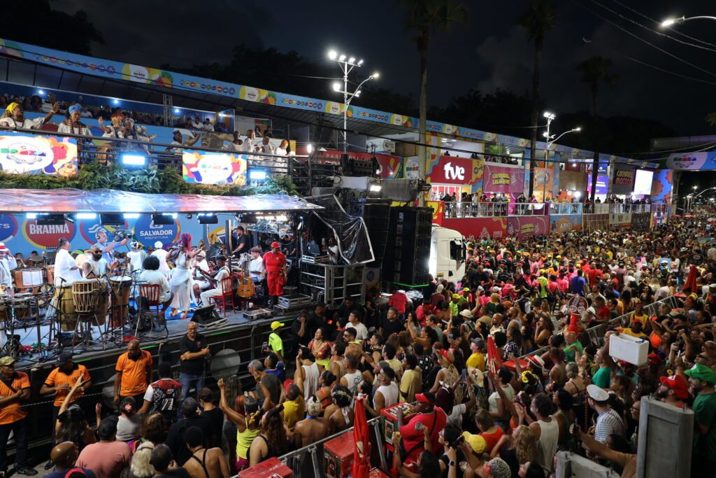 A partir desta quinta-feira (12), a Bahia se torna oficialmente “um estado de alegria” com a entrega simbólica das chaves do Carnaval 2026