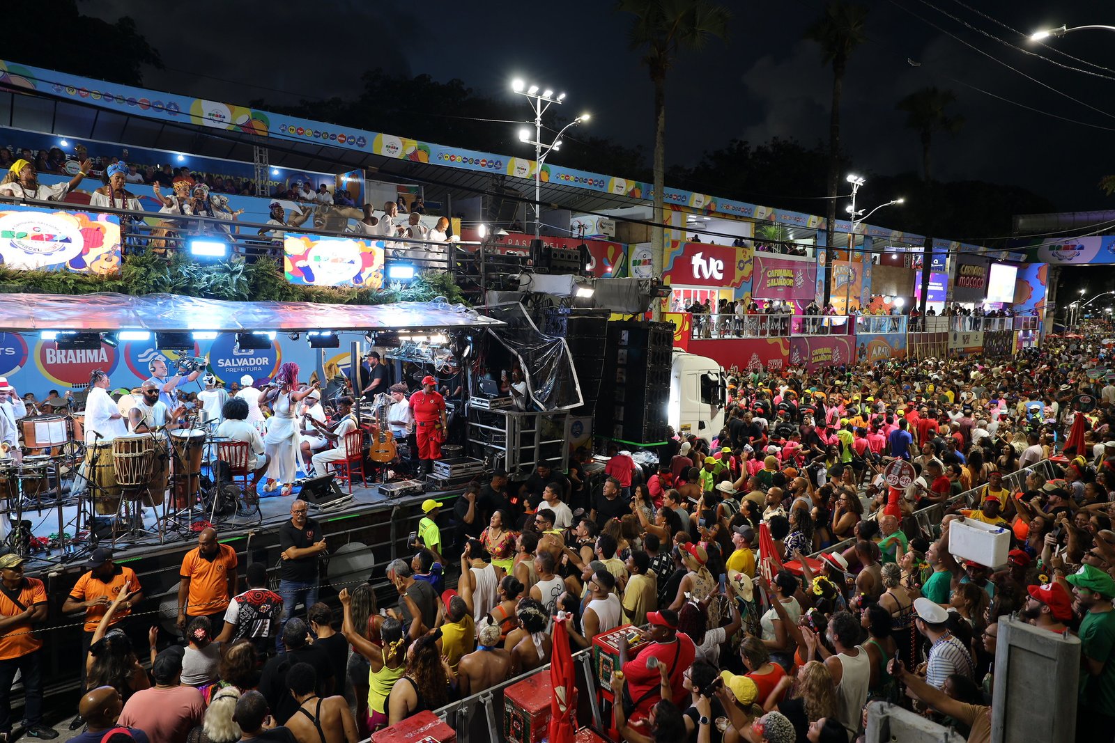 A partir desta quinta-feira (12), a Bahia se torna oficialmente “um estado de alegria” com a entrega simbólica das chaves do Carnaval 2026