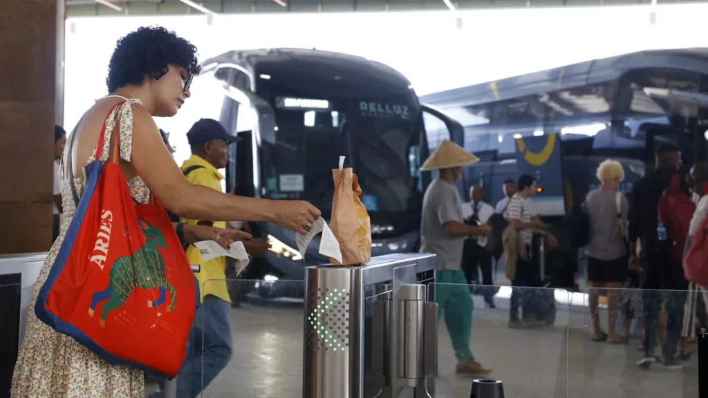 Nesta sexta-feira (20), a Nova Rodoviária da Bahia, localizada no bairro de Águas Claras, em Salvador, completa um mês de funcionamento,