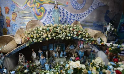 Sob o cheiro de alfazema, flores brancas e barcos levando pedidos para a Rainha do Mar, o bairro do Rio Vermelho, em Salvador,