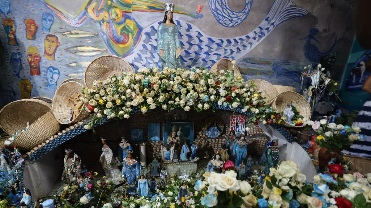 Sob o cheiro de alfazema, flores brancas e barcos levando pedidos para a Rainha do Mar, o bairro do Rio Vermelho, em Salvador,