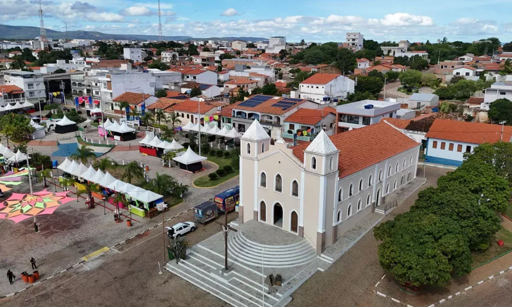 Em clima carnavalesco, o governador Jerônimo Rodrigues visitou, na manhã desta segunda-feira (16), o município de Paramirim,