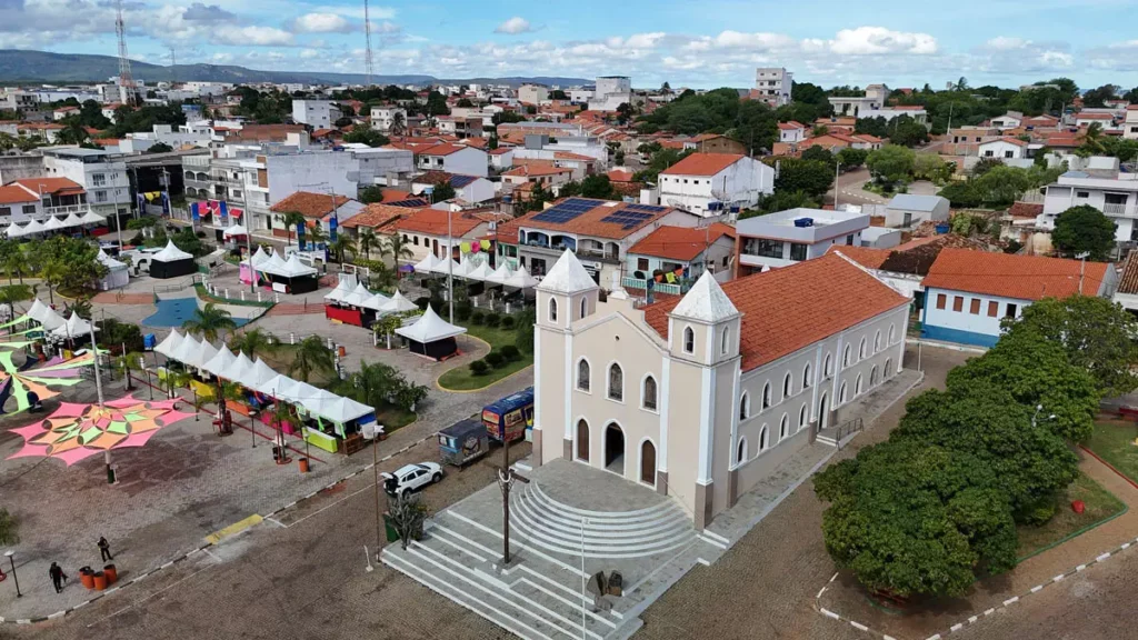 Em clima carnavalesco, o governador Jerônimo Rodrigues visitou, na manhã desta segunda-feira (16), o município de Paramirim,