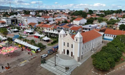 Em clima carnavalesco, o governador Jerônimo Rodrigues visitou, na manhã desta segunda-feira (16), o município de Paramirim,