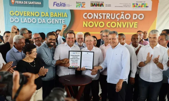 com a assinatura da ordem de serviço para implantação do Centro Comunitário pela Vida (Convive), na comunidade de Mangabeira,