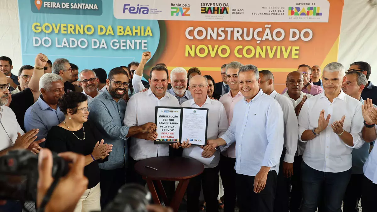 com a assinatura da ordem de serviço para implantação do Centro Comunitário pela Vida (Convive), na comunidade de Mangabeira,