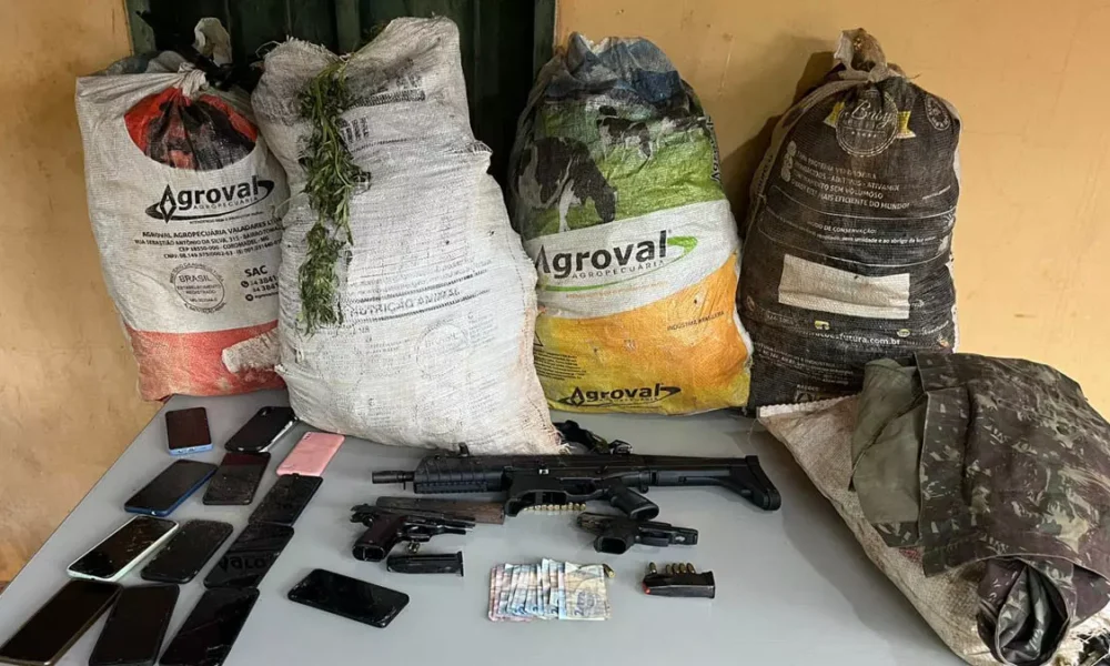 polícias Militar e Federal na cidade de Brotas de Macaúbas, registrou, no domingo (22), a localização de três toneladas de maconha e a