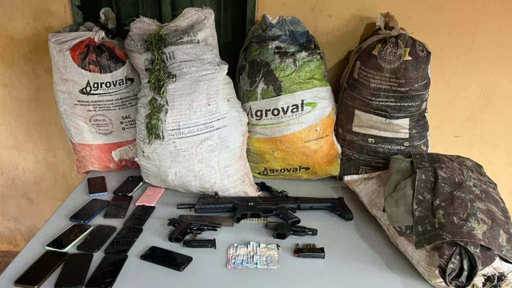 polícias Militar e Federal na cidade de Brotas de Macaúbas, registrou, no domingo (22), a localização de três toneladas de maconha e a