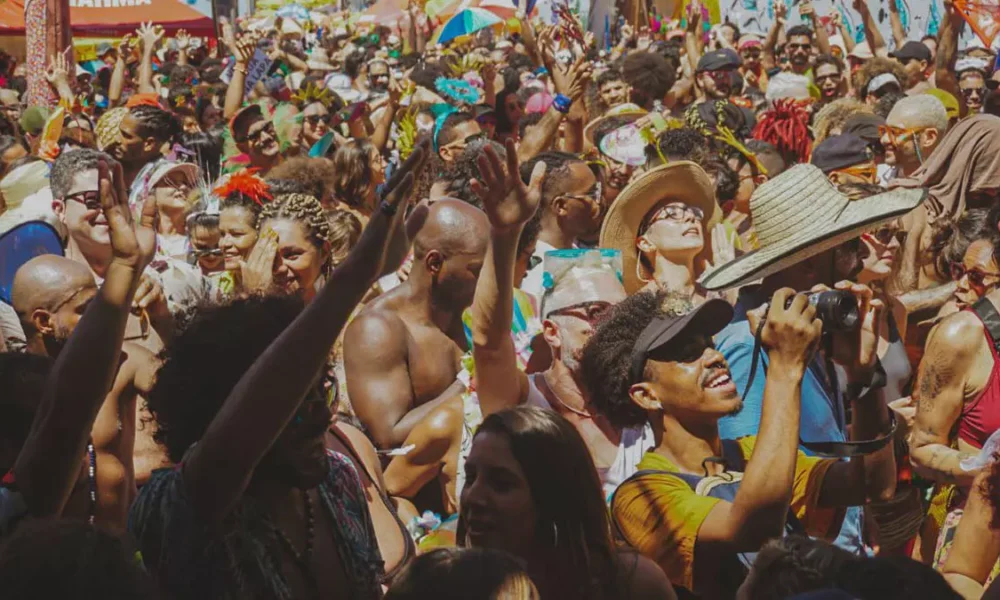 O Banho de Mar à Fantasia, um dos mais simbólicos eventos do pré-Carnaval de Salvador, será realizado neste domingo (8),